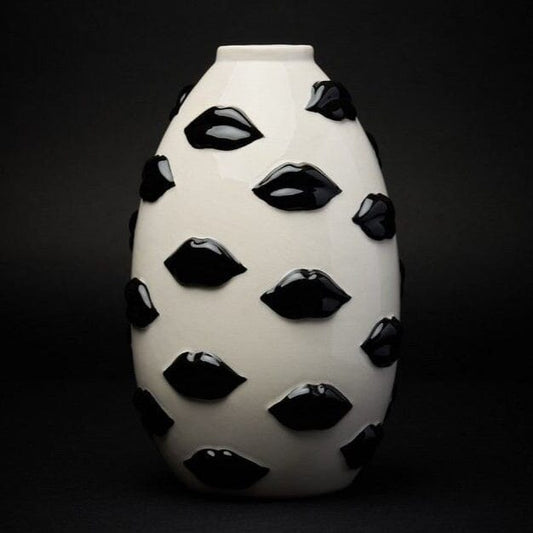 Vase en céramique – Format allongée – Motifs bouches en relief Boutique Blogo Noir