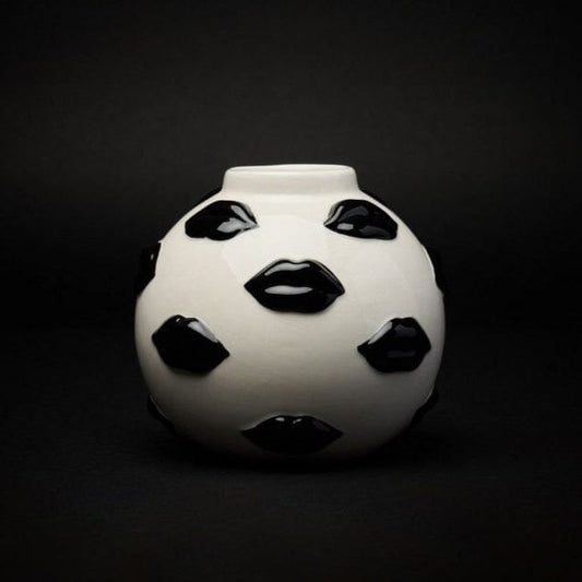 Vase en céramique – Format arrondi – Motifs bouches en relief Boutique Blogo Noir